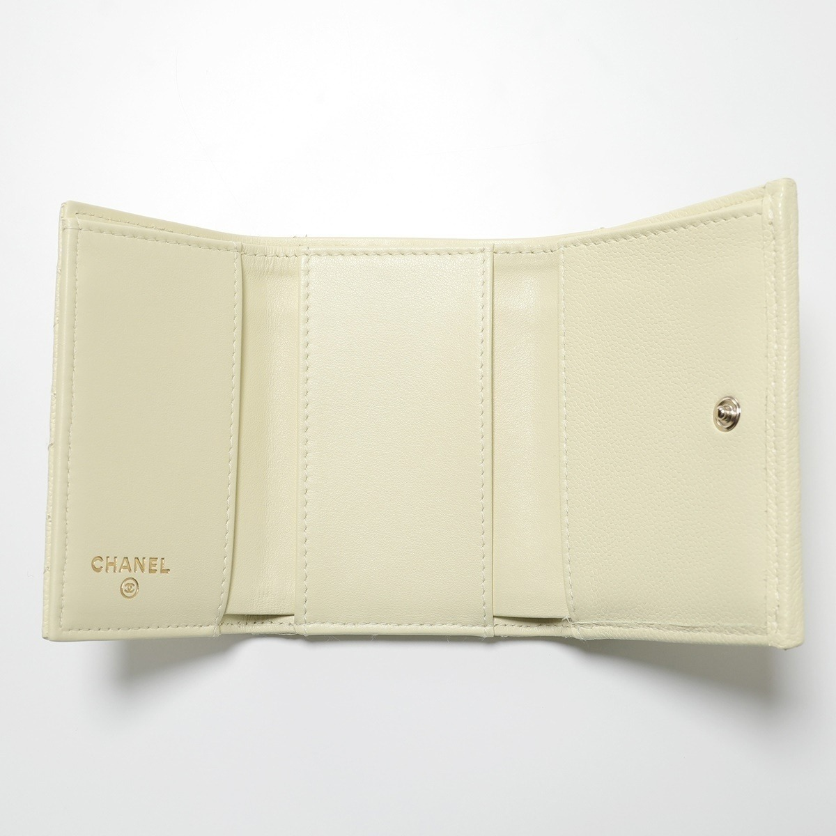 入手困難カラー♪【CHANEL】三つ折り財布 キルティングレザー